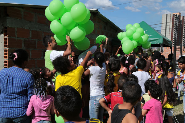 Lanzamiento de Agua Prepago   
Lanzamiento de Agua Prepago   
Fecha: Junio 26 de 2015. Lugar: Medellín Corregimiento Belén-Altavista, sector Mano de Dios
Para descargar esta fotografía en alta resolución, haga clic sobre la imagen hasta que la misma se despliegue en la pantalla completa; luego dé clic derecho y elija la opción "guardar imagen como". 
En caso de publicación por cualquier medio, solicitamos acompañarla del crédito: "Foto EPM"
Palabras clave: Lanzamiento Agua Prepago
