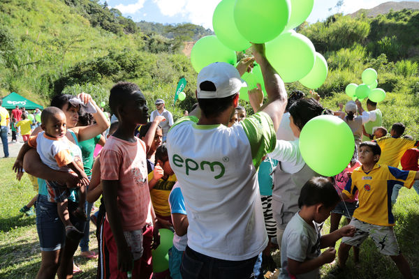 Lanzamiento de Agua Prepago   
Lanzamiento de Agua Prepago   
Fecha: Junio 26 de 2015. Lugar: Medellín Corregimiento Belén-Altavista, sector Mano de Dios
Para descargar esta fotografía en alta resolución, haga clic sobre la imagen hasta que la misma se despliegue en la pantalla completa; luego dé clic derecho y elija la opción "guardar imagen como". 
En caso de publicación por cualquier medio, solicitamos acompañarla del crédito: "Foto EPM"
Palabras clave: Lanzamiento Agua Prepago