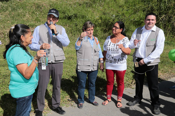Lanzamiento de Agua Prepago   
Lanzamiento de Agua Prepago   
Fecha: Junio 26 de 2015. Lugar: Medellín Corregimiento Belén-Altavista, sector Mano de Dios
Para descargar esta fotografía en alta resolución, haga clic sobre la imagen hasta que la misma se despliegue en la pantalla completa; luego dé clic derecho y elija la opción "guardar imagen como". 
En caso de publicación por cualquier medio, solicitamos acompañarla del crédito: "Foto EPM"
Palabras clave: Lanzamiento Agua Prepago