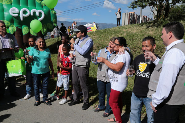 Lanzamiento de Agua Prepago   
Lanzamiento de Agua Prepago   
Fecha: Junio 26 de 2015. Lugar: Medellín Corregimiento Belén-Altavista, sector Mano de Dios
Para descargar esta fotografía en alta resolución, haga clic sobre la imagen hasta que la misma se despliegue en la pantalla completa; luego dé clic derecho y elija la opción "guardar imagen como". 
En caso de publicación por cualquier medio, solicitamos acompañarla del crédito: "Foto EPM"
Palabras clave: Lanzamiento Agua Prepago