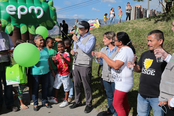 Lanzamiento de Agua Prepago   
Lanzamiento de Agua Prepago   
Fecha: Junio 26 de 2015. Lugar: Medellín Corregimiento Belén-Altavista, sector Mano de Dios
Para descargar esta fotografía en alta resolución, haga clic sobre la imagen hasta que la misma se despliegue en la pantalla completa; luego dé clic derecho y elija la opción "guardar imagen como". 
En caso de publicación por cualquier medio, solicitamos acompañarla del crédito: "Foto EPM"
Palabras clave: Lanzamiento Agua Prepago
