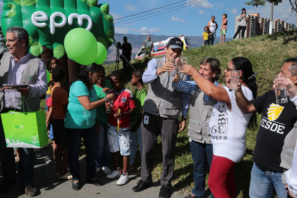 Lanzamiento de Agua Prepago   
Lanzamiento de Agua Prepago   
Fecha: Junio 26 de 2015. Lugar: Medellín Corregimiento Belén-Altavista, sector Mano de Dios
Para descargar esta fotografía en alta resolución, haga clic sobre la imagen hasta que la misma se despliegue en la pantalla completa; luego dé clic derecho y elija la opción "guardar imagen como". 
En caso de publicación por cualquier medio, solicitamos acompañarla del crédito: "Foto EPM"
Palabras clave: Lanzamiento Agua Prepago