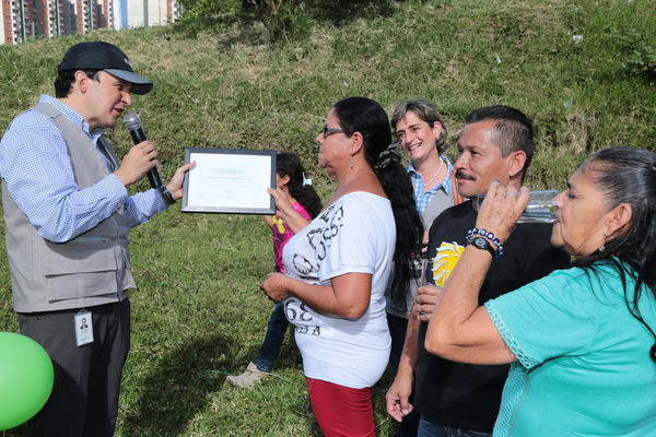 Lanzamiento de Agua Prepago   
Lanzamiento de Agua Prepago   
Fecha: Junio 26 de 2015. Lugar: Medellín Corregimiento Belén-Altavista, sector Mano de Dios
Para descargar esta fotografía en alta resolución, haga clic sobre la imagen hasta que la misma se despliegue en la pantalla completa; luego dé clic derecho y elija la opción "guardar imagen como". 
En caso de publicación por cualquier medio, solicitamos acompañarla del crédito: "Foto EPM"
Palabras clave: Lanzamiento Agua Prepago