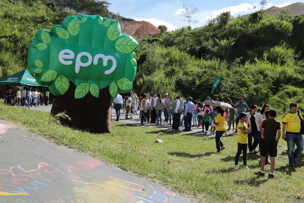 Lanzamiento de Agua Prepago   
Lanzamiento de Agua Prepago   
Fecha: Junio 26 de 2015. Lugar: Medellín Corregimiento Belén-Altavista, sector Mano de Dios
Para descargar esta fotografía en alta resolución, haga clic sobre la imagen hasta que la misma se despliegue en la pantalla completa; luego dé clic derecho y elija la opción "guardar imagen como". 
En caso de publicación por cualquier medio, solicitamos acompañarla del crédito: "Foto EPM"

Palabras clave: Lanzamiento Agua Prepago