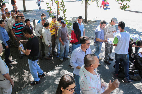 Homenaje a trabajadores de la Central Guatapé
Homenaje a trabajadores de la Central Guatapé
Fecha: Junio 27 de 2016
Para descargar esta fotografía en alta resolución, haga clic sobre la imagen hasta que la misma se despliegue en la pantalla completa; luego dé clic derecho y elija la opción "guardar imagen como". 
En caso de publicación por cualquier medio, solicitamos acompañarla del crédito: "Foto EPM"
Palabras clave: Homenaje trabajadores Central Guatapé