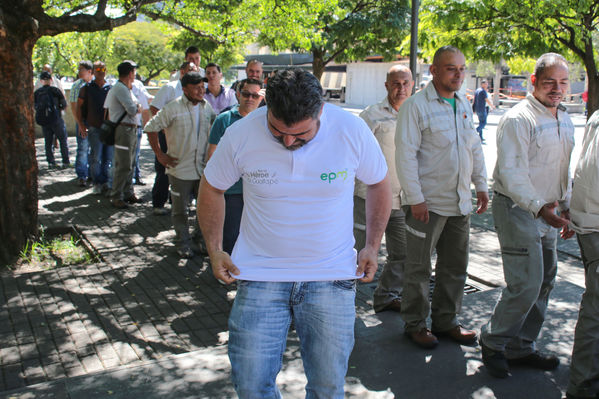 Homenaje a trabajadores de la Central Guatapé
Homenaje a trabajadores de la Central Guatapé
Fecha: Junio 27 de 2016
Para descargar esta fotografía en alta resolución, haga clic sobre la imagen hasta que la misma se despliegue en la pantalla completa; luego dé clic derecho y elija la opción "guardar imagen como". 
En caso de publicación por cualquier medio, solicitamos acompañarla del crédito: "Foto EPM"
Palabras clave: Homenaje trabajadores Central Guatapé