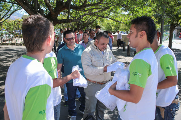 Homenaje a trabajadores de la Central Guatapé
Homenaje a trabajadores de la Central Guatapé
Fecha: Junio 27 de 2016
Para descargar esta fotografía en alta resolución, haga clic sobre la imagen hasta que la misma se despliegue en la pantalla completa; luego dé clic derecho y elija la opción "guardar imagen como". 
En caso de publicación por cualquier medio, solicitamos acompañarla del crédito: "Foto EPM"
Palabras clave: Homenaje trabajadores Central Guatapé