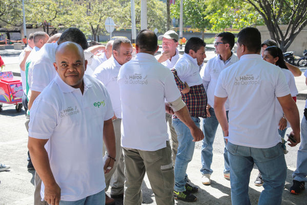 Homenaje a trabajadores de la Central Guatapé
Homenaje a trabajadores de la Central Guatapé
Fecha: Junio 27 de 2016
Para descargar esta fotografía en alta resolución, haga clic sobre la imagen hasta que la misma se despliegue en la pantalla completa; luego dé clic derecho y elija la opción "guardar imagen como". 
En caso de publicación por cualquier medio, solicitamos acompañarla del crédito: "Foto EPM"
Palabras clave: Homenaje trabajadores Central Guatapé