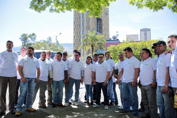 Homenaje a trabajadores de la Central Guatapé
Homenaje a trabajadores de la Central Guatapé
Fecha: Junio 27 de 2016
Para descargar esta fotografía en alta resolución, haga clic sobre la imagen hasta que la misma se despliegue en la pantalla completa; luego dé clic derecho y elija la opción "guardar imagen como". 
En caso de publicación por cualquier medio, solicitamos acompañarla del crédito: "Foto EPM"
Palabras clave: Homenaje trabajadores Central Guatapé