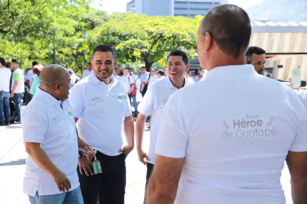 Homenaje a trabajadores de la Central Guatapé
Homenaje a trabajadores de la Central Guatapé
Fecha: Junio 27 de 2016
Para descargar esta fotografía en alta resolución, haga clic sobre la imagen hasta que la misma se despliegue en la pantalla completa; luego dé clic derecho y elija la opción "guardar imagen como". 
En caso de publicación por cualquier medio, solicitamos acompañarla del crédito: "Foto EPM"
Palabras clave: Homenaje trabajadores Central Guatapé