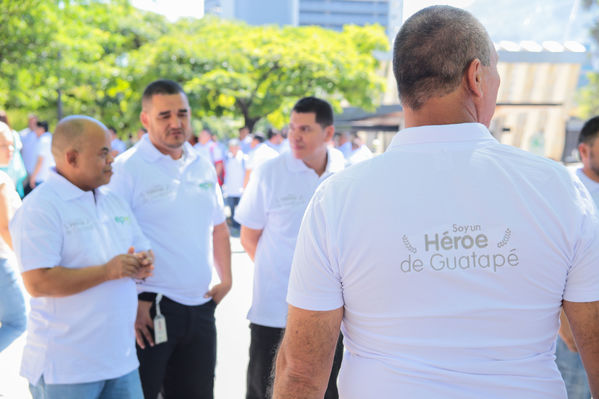 Homenaje a trabajadores de la Central Guatapé
Homenaje a trabajadores de la Central Guatapé
Fecha: Junio 27 de 2016
Para descargar esta fotografía en alta resolución, haga clic sobre la imagen hasta que la misma se despliegue en la pantalla completa; luego dé clic derecho y elija la opción "guardar imagen como". 
En caso de publicación por cualquier medio, solicitamos acompañarla del crédito: "Foto EPM"
Palabras clave: Homenaje trabajadores Central Guatapé