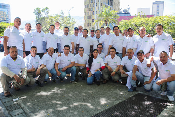 Homenaje a trabajadores de la Central Guatapé
Homenaje a trabajadores de la Central Guatapé
Fecha: Junio 27 de 2016
Para descargar esta fotografía en alta resolución, haga clic sobre la imagen hasta que la misma se despliegue en la pantalla completa; luego dé clic derecho y elija la opción "guardar imagen como". 
En caso de publicación por cualquier medio, solicitamos acompañarla del crédito: "Foto EPM"
Palabras clave: Homenaje trabajadores Central Guatapé