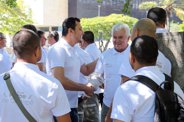 Homenaje a trabajadores de la Central Guatapé
Homenaje a trabajadores de la Central Guatapé
Fecha: Junio 27 de 2016
Para descargar esta fotografía en alta resolución, haga clic sobre la imagen hasta que la misma se despliegue en la pantalla completa; luego dé clic derecho y elija la opción "guardar imagen como". 
En caso de publicación por cualquier medio, solicitamos acompañarla del crédito: "Foto EPM"
Palabras clave: Homenaje trabajadores Central Guatapé