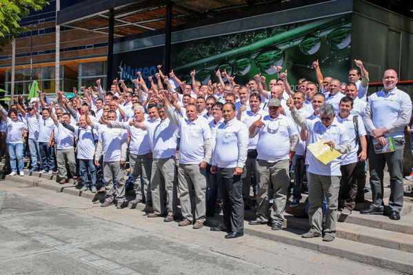 Homenaje a trabajadores de la Central Guatapé
Homenaje a trabajadores de la Central Guatapé
Fecha: Junio 27 de 2016
Para descargar esta fotografía en alta resolución, haga clic sobre la imagen hasta que la misma se despliegue en la pantalla completa; luego dé clic derecho y elija la opción "guardar imagen como". 
En caso de publicación por cualquier medio, solicitamos acompañarla del crédito: "Foto EPM"
Palabras clave: Homenaje trabajadores Central Guatapé