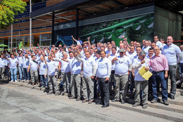 Homenaje a trabajadores de la Central Guatapé
Homenaje a trabajadores de la Central Guatapé
Fecha: Junio 27 de 2016
Para descargar esta fotografía en alta resolución, haga clic sobre la imagen hasta que la misma se despliegue en la pantalla completa; luego dé clic derecho y elija la opción "guardar imagen como". 
En caso de publicación por cualquier medio, solicitamos acompañarla del crédito: "Foto EPM"
Palabras clave: Homenaje trabajadores Central Guatapé