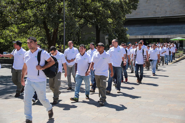 Homenaje a trabajadores de la Central Guatapé
Homenaje a trabajadores de la Central Guatapé
Fecha: Junio 27 de 2016
Para descargar esta fotografía en alta resolución, haga clic sobre la imagen hasta que la misma se despliegue en la pantalla completa; luego dé clic derecho y elija la opción "guardar imagen como". 
En caso de publicación por cualquier medio, solicitamos acompañarla del crédito: "Foto EPM"
Palabras clave: Homenaje trabajadores Central Guatapé