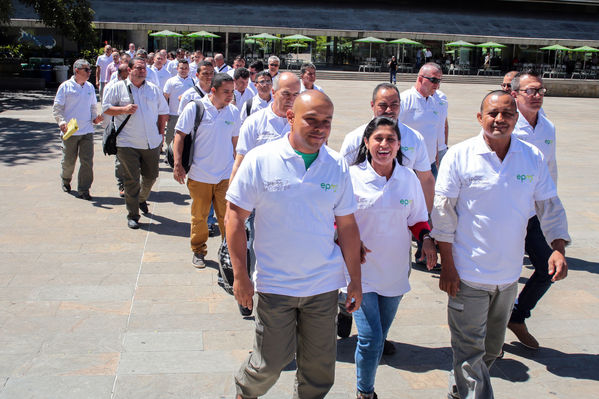 Homenaje a trabajadores de la Central Guatapé
Homenaje a trabajadores de la Central Guatapé
Fecha: Junio 27 de 2016
Para descargar esta fotografía en alta resolución, haga clic sobre la imagen hasta que la misma se despliegue en la pantalla completa; luego dé clic derecho y elija la opción "guardar imagen como". 
En caso de publicación por cualquier medio, solicitamos acompañarla del crédito: "Foto EPM"
Palabras clave: Homenaje trabajadores Central Guatapé