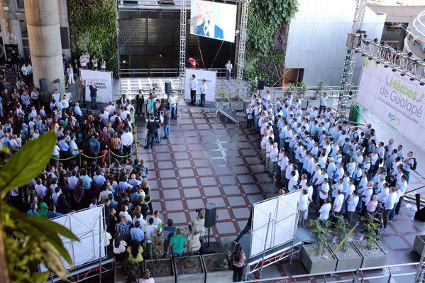 Homenaje a trabajadores de la Central Guatapé
Homenaje a trabajadores de la Central Guatapé
Fecha: Junio 27 de 2016
Para descargar esta fotografía en alta resolución, haga clic sobre la imagen hasta que la misma se despliegue en la pantalla completa; luego dé clic derecho y elija la opción "guardar imagen como". 
En caso de publicación por cualquier medio, solicitamos acompañarla del crédito: "Foto EPM"
Palabras clave: Homenaje trabajadores Central Guatapé