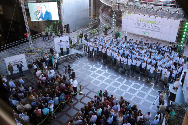 Homenaje a trabajadores de la Central Guatapé
Homenaje a trabajadores de la Central Guatapé
Fecha: Junio 27 de 2016
Para descargar esta fotografía en alta resolución, haga clic sobre la imagen hasta que la misma se despliegue en la pantalla completa; luego dé clic derecho y elija la opción "guardar imagen como". 
En caso de publicación por cualquier medio, solicitamos acompañarla del crédito: "Foto EPM"
Palabras clave: Homenaje trabajadores Central Guatapé