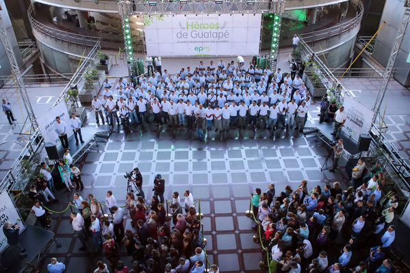 Homenaje a trabajadores de la Central Guatapé
Homenaje a trabajadores de la Central Guatapé
Fecha: Junio 27 de 2016
Para descargar esta fotografía en alta resolución, haga clic sobre la imagen hasta que la misma se despliegue en la pantalla completa; luego dé clic derecho y elija la opción "guardar imagen como". 
En caso de publicación por cualquier medio, solicitamos acompañarla del crédito: "Foto EPM"
Palabras clave: Homenaje trabajadores Central Guatapé