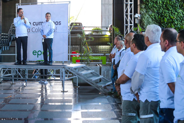 Homenaje a trabajadores de la Central Guatapé
Homenaje a trabajadores de la Central Guatapé
Fecha: Junio 27 de 2016
Para descargar esta fotografía en alta resolución, haga clic sobre la imagen hasta que la misma se despliegue en la pantalla completa; luego dé clic derecho y elija la opción "guardar imagen como". 
En caso de publicación por cualquier medio, solicitamos acompañarla del crédito: "Foto EPM"
Palabras clave: Homenaje trabajadores Central Guatapé