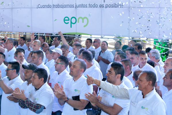 Homenaje a trabajadores de la Central Guatapé
Homenaje a trabajadores de la Central Guatapé
Fecha: Junio 27 de 2016
Para descargar esta fotografía en alta resolución, haga clic sobre la imagen hasta que la misma se despliegue en la pantalla completa; luego dé clic derecho y elija la opción "guardar imagen como". 
En caso de publicación por cualquier medio, solicitamos acompañarla del crédito: "Foto EPM"
Palabras clave: Homenaje trabajadores Central Guatapé