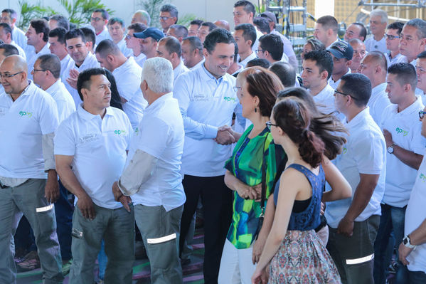 Homenaje a trabajadores de la Central Guatapé
Homenaje a trabajadores de la Central Guatapé
Fecha: Junio 27 de 2016
Para descargar esta fotografía en alta resolución, haga clic sobre la imagen hasta que la misma se despliegue en la pantalla completa; luego dé clic derecho y elija la opción "guardar imagen como". 
En caso de publicación por cualquier medio, solicitamos acompañarla del crédito: "Foto EPM"
Palabras clave: Homenaje trabajadores Central Guatapé