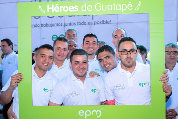 Homenaje a trabajadores de la Central Guatapé
Homenaje a trabajadores de la Central Guatapé
Fecha: Junio 27 de 2016
Para descargar esta fotografía en alta resolución, haga clic sobre la imagen hasta que la misma se despliegue en la pantalla completa; luego dé clic derecho y elija la opción "guardar imagen como". 
En caso de publicación por cualquier medio, solicitamos acompañarla del crédito: "Foto EPM"
Palabras clave: Homenaje trabajadores Central Guatapé