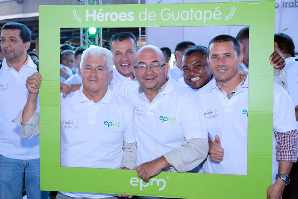 Homenaje a trabajadores de la Central Guatapé
Homenaje a trabajadores de la Central Guatapé
Fecha: Junio 27 de 2016
Para descargar esta fotografía en alta resolución, haga clic sobre la imagen hasta que la misma se despliegue en la pantalla completa; luego dé clic derecho y elija la opción "guardar imagen como". 
En caso de publicación por cualquier medio, solicitamos acompañarla del crédito: "Foto EPM"
Palabras clave: Homenaje trabajadores Central Guatapé
