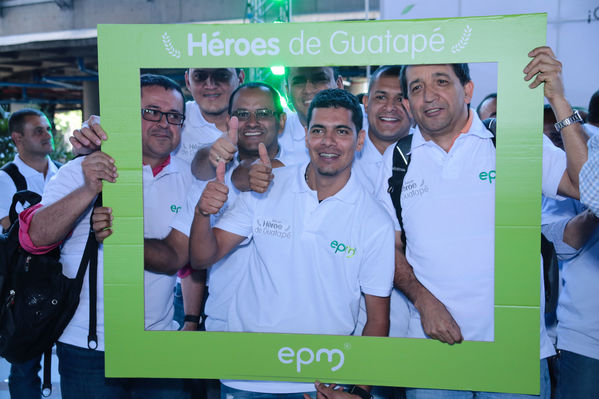Homenaje a trabajadores de la Central Guatapé
Homenaje a trabajadores de la Central Guatapé
Fecha: Junio 27 de 2016
Para descargar esta fotografía en alta resolución, haga clic sobre la imagen hasta que la misma se despliegue en la pantalla completa; luego dé clic derecho y elija la opción "guardar imagen como". 
En caso de publicación por cualquier medio, solicitamos acompañarla del crédito: "Foto EPM"
Palabras clave: Homenaje trabajadores Central Guatapé
