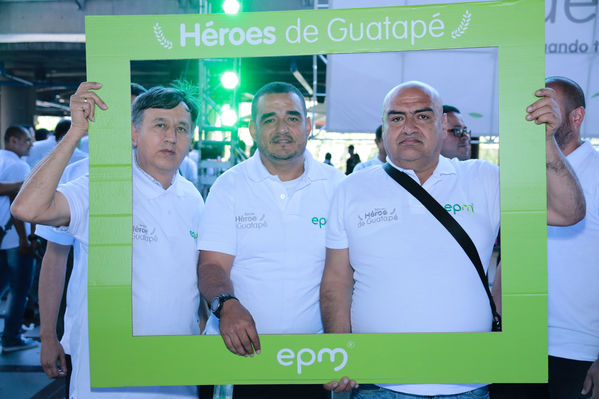 Homenaje a trabajadores de la Central Guatapé
Homenaje a trabajadores de la Central Guatapé
Fecha: Junio 27 de 2016
Para descargar esta fotografía en alta resolución, haga clic sobre la imagen hasta que la misma se despliegue en la pantalla completa; luego dé clic derecho y elija la opción "guardar imagen como". 
En caso de publicación por cualquier medio, solicitamos acompañarla del crédito: "Foto EPM"
Palabras clave: Homenaje trabajadores Central Guatapé
