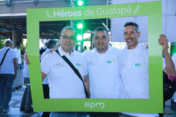Homenaje a trabajadores de la Central Guatapé
Homenaje a trabajadores de la Central Guatapé
Fecha: Junio 27 de 2016
Para descargar esta fotografía en alta resolución, haga clic sobre la imagen hasta que la misma se despliegue en la pantalla completa; luego dé clic derecho y elija la opción "guardar imagen como". 
En caso de publicación por cualquier medio, solicitamos acompañarla del crédito: "Foto EPM"
Palabras clave: Homenaje trabajadores Central Guatapé
