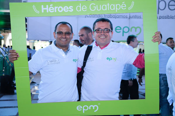 Homenaje a trabajadores de la Central Guatapé
Homenaje a trabajadores de la Central Guatapé
Fecha: Junio 27 de 2016
Para descargar esta fotografía en alta resolución, haga clic sobre la imagen hasta que la misma se despliegue en la pantalla completa; luego dé clic derecho y elija la opción "guardar imagen como". 
En caso de publicación por cualquier medio, solicitamos acompañarla del crédito: "Foto EPM"
Palabras clave: Homenaje trabajadores Central Guatapé