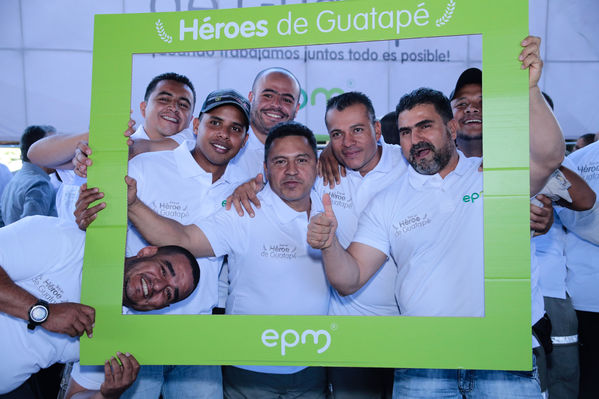 Homenaje a trabajadores de la Central Guatapé
Homenaje a trabajadores de la Central Guatapé
Fecha: Junio 27 de 2016
Para descargar esta fotografía en alta resolución, haga clic sobre la imagen hasta que la misma se despliegue en la pantalla completa; luego dé clic derecho y elija la opción "guardar imagen como". 
En caso de publicación por cualquier medio, solicitamos acompañarla del crédito: "Foto EPM"
Palabras clave: Homenaje trabajadores Central Guatapé