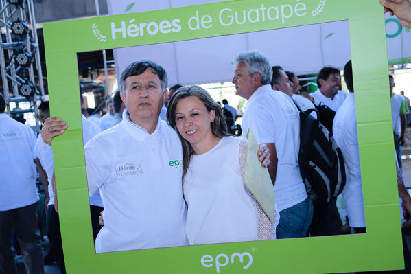 Homenaje a trabajadores de la Central Guatapé
Homenaje a trabajadores de la Central Guatapé
Fecha: Junio 27 de 2016
Para descargar esta fotografía en alta resolución, haga clic sobre la imagen hasta que la misma se despliegue en la pantalla completa; luego dé clic derecho y elija la opción "guardar imagen como". 
En caso de publicación por cualquier medio, solicitamos acompañarla del crédito: "Foto EPM"
Palabras clave: Homenaje trabajadores Central Guatapé