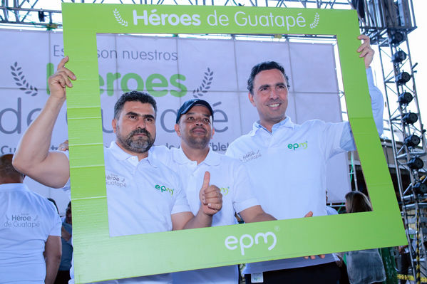 Homenaje a trabajadores de la Central Guatapé
Homenaje a trabajadores de la Central Guatapé
Fecha: Junio 27 de 2016
Para descargar esta fotografía en alta resolución, haga clic sobre la imagen hasta que la misma se despliegue en la pantalla completa; luego dé clic derecho y elija la opción "guardar imagen como". 
En caso de publicación por cualquier medio, solicitamos acompañarla del crédito: "Foto EPM"
Palabras clave: Homenaje trabajadores Central Guatapé