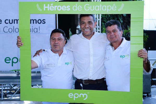 Homenaje a trabajadores de la Central Guatapé
Homenaje a trabajadores de la Central Guatapé
Fecha: Junio 27 de 2016
Para descargar esta fotografía en alta resolución, haga clic sobre la imagen hasta que la misma se despliegue en la pantalla completa; luego dé clic derecho y elija la opción "guardar imagen como". 
En caso de publicación por cualquier medio, solicitamos acompañarla del crédito: "Foto EPM"
Palabras clave: Homenaje trabajadores Central Guatapé