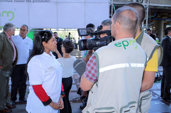 Homenaje a trabajadores de la Central Guatapé
Homenaje a trabajadores de la Central Guatapé
Fecha: Junio 27 de 2016
Para descargar esta fotografía en alta resolución, haga clic sobre la imagen hasta que la misma se despliegue en la pantalla completa; luego dé clic derecho y elija la opción "guardar imagen como". 
En caso de publicación por cualquier medio, solicitamos acompañarla del crédito: "Foto EPM"
Palabras clave: Homenaje trabajadores Central Guatapé