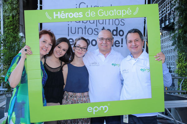 Homenaje a trabajadores de la Central Guatapé
Homenaje a trabajadores de la Central Guatapé
Fecha: Junio 27 de 2016
Para descargar esta fotografía en alta resolución, haga clic sobre la imagen hasta que la misma se despliegue en la pantalla completa; luego dé clic derecho y elija la opción "guardar imagen como". 
En caso de publicación por cualquier medio, solicitamos acompañarla del crédito: "Foto EPM"
Palabras clave: Homenaje trabajadores Central Guatapé