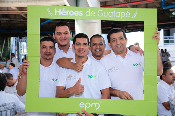 Homenaje a trabajadores de la Central Guatapé
Homenaje a trabajadores de la Central Guatapé
Fecha: Junio 27 de 2016
Para descargar esta fotografía en alta resolución, haga clic sobre la imagen hasta que la misma se despliegue en la pantalla completa; luego dé clic derecho y elija la opción "guardar imagen como". 
En caso de publicación por cualquier medio, solicitamos acompañarla del crédito: "Foto EPM"
Palabras clave: Homenaje trabajadores Central Guatapé