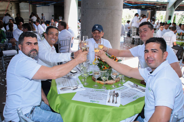 Homenaje a trabajadores de la Central Guatapé
Homenaje a trabajadores de la Central Guatapé
Fecha: Junio 27 de 2016
Para descargar esta fotografía en alta resolución, haga clic sobre la imagen hasta que la misma se despliegue en la pantalla completa; luego dé clic derecho y elija la opción "guardar imagen como". 
En caso de publicación por cualquier medio, solicitamos acompañarla del crédito: "Foto EPM"
Palabras clave: Homenaje trabajadores Central Guatapé
