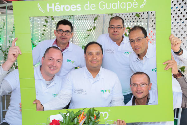 Homenaje a trabajadores de la Central Guatapé
Homenaje a trabajadores de la Central Guatapé
Fecha: Junio 27 de 2016
Para descargar esta fotografía en alta resolución, haga clic sobre la imagen hasta que la misma se despliegue en la pantalla completa; luego dé clic derecho y elija la opción "guardar imagen como". 
En caso de publicación por cualquier medio, solicitamos acompañarla del crédito: "Foto EPM"
Palabras clave: Homenaje trabajadores Central Guatapé