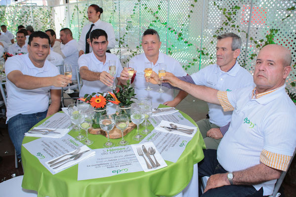 Homenaje a trabajadores de la Central Guatapé
Homenaje a trabajadores de la Central Guatapé
Fecha: Junio 27 de 2016
Para descargar esta fotografía en alta resolución, haga clic sobre la imagen hasta que la misma se despliegue en la pantalla completa; luego dé clic derecho y elija la opción "guardar imagen como". 
En caso de publicación por cualquier medio, solicitamos acompañarla del crédito: "Foto EPM"
Palabras clave: Homenaje trabajadores Central Guatapé