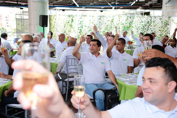 Homenaje a trabajadores de la Central Guatapé
Homenaje a trabajadores de la Central Guatapé
Fecha: Junio 27 de 2016
Para descargar esta fotografía en alta resolución, haga clic sobre la imagen hasta que la misma se despliegue en la pantalla completa; luego dé clic derecho y elija la opción "guardar imagen como". 
En caso de publicación por cualquier medio, solicitamos acompañarla del crédito: "Foto EPM"
Palabras clave: Homenaje trabajadores Central Guatapé