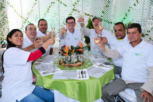 Homenaje a trabajadores de la Central Guatapé
Homenaje a trabajadores de la Central Guatapé
Fecha: Junio 27 de 2016
Para descargar esta fotografía en alta resolución, haga clic sobre la imagen hasta que la misma se despliegue en la pantalla completa; luego dé clic derecho y elija la opción "guardar imagen como". 
En caso de publicación por cualquier medio, solicitamos acompañarla del crédito: "Foto EPM"
Palabras clave: Homenaje trabajadores Central Guatapé