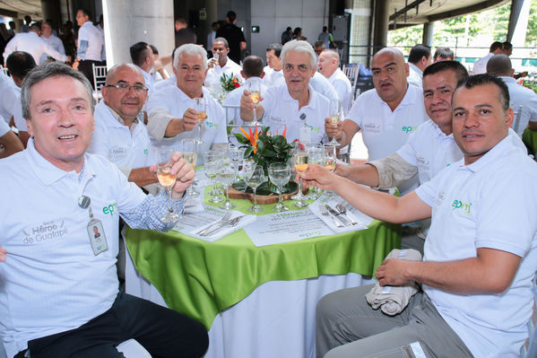 Homenaje a trabajadores de la Central Guatapé
Homenaje a trabajadores de la Central Guatapé
Fecha: Junio 27 de 2016
Para descargar esta fotografía en alta resolución, haga clic sobre la imagen hasta que la misma se despliegue en la pantalla completa; luego dé clic derecho y elija la opción "guardar imagen como". 
En caso de publicación por cualquier medio, solicitamos acompañarla del crédito: "Foto EPM"
Palabras clave: Homenaje trabajadores Central Guatapé