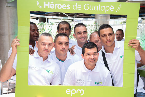Homenaje a trabajadores de la Central Guatapé
Homenaje a trabajadores de la Central Guatapé
Fecha: Junio 27 de 2016
Para descargar esta fotografía en alta resolución, haga clic sobre la imagen hasta que la misma se despliegue en la pantalla completa; luego dé clic derecho y elija la opción "guardar imagen como". 
En caso de publicación por cualquier medio, solicitamos acompañarla del crédito: "Foto EPM"
Palabras clave: Homenaje trabajadores Central Guatapé
