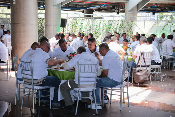 Homenaje a trabajadores de la Central Guatapé
Homenaje a trabajadores de la Central Guatapé
Fecha: Junio 27 de 2016
Para descargar esta fotografía en alta resolución, haga clic sobre la imagen hasta que la misma se despliegue en la pantalla completa; luego dé clic derecho y elija la opción "guardar imagen como". 
En caso de publicación por cualquier medio, solicitamos acompañarla del crédito: "Foto EPM"
Palabras clave: Homenaje trabajadores Central Guatapé