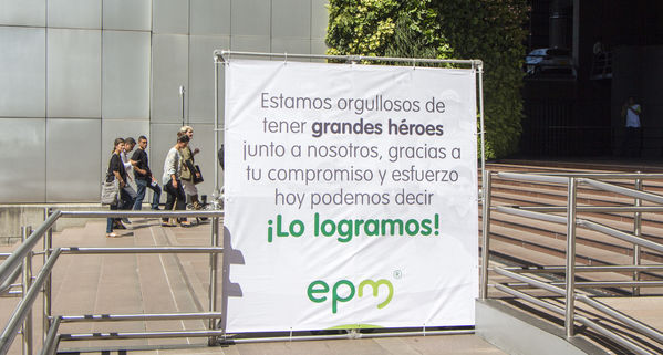 Homenaje a trabajadores de la Central Guatapé
Homenaje a trabajadores de la Central Guatapé
Fecha: Junio 27 de 2016
Para descargar esta fotografía en alta resolución, haga clic sobre la imagen hasta que la misma se despliegue en la pantalla completa; luego dé clic derecho y elija la opción "guardar imagen como". 
En caso de publicación por cualquier medio, solicitamos acompañarla del crédito: "Foto EPM"
Palabras clave: Homenaje trabajadores Central Guatapé