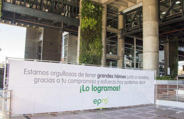 Homenaje a trabajadores de la Central Guatapé
Homenaje a trabajadores de la Central Guatapé
Fecha: Junio 27 de 2016
Para descargar esta fotografía en alta resolución, haga clic sobre la imagen hasta que la misma se despliegue en la pantalla completa; luego dé clic derecho y elija la opción "guardar imagen como". 
En caso de publicación por cualquier medio, solicitamos acompañarla del crédito: "Foto EPM"
Palabras clave: Homenaje trabajadores Central Guatapé